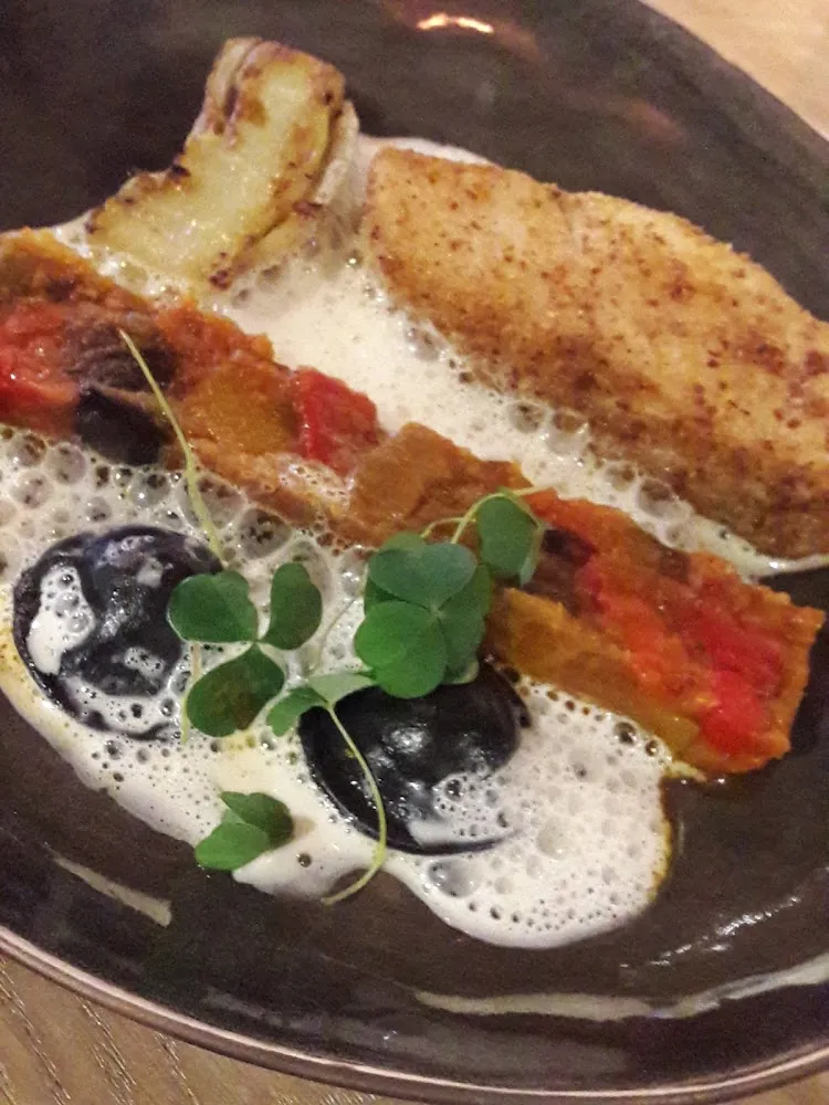 Cabillaud de Ligne Raviole Au Chèvre Ratatouille Et Écume Fumée