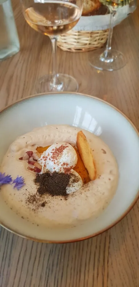 Œuf Poché Crémeux de Patates Douces Au Tartuffon Mousse de Café Lardons